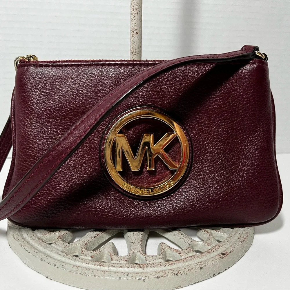 MICHAEL KORS LEATHER WRISTLET FULTON BAG